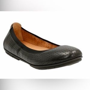 Clarks black and tan leather unstructured ballet flats discont’d Sz 8 1/2 M